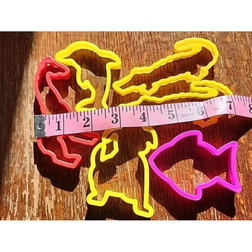 Wilton Animal Cookie Cutters 6 plastic Giraffe, Dog, Fish,‎ Alligator, Dolphin